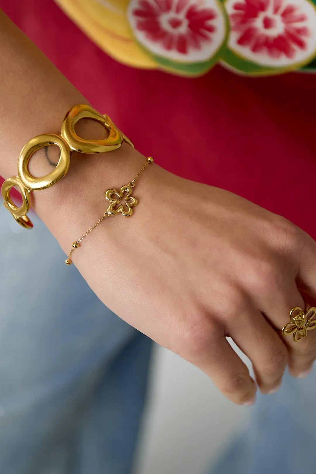 Armband mit verspielten korallenförmigen Blüten in verschiedenen Größen