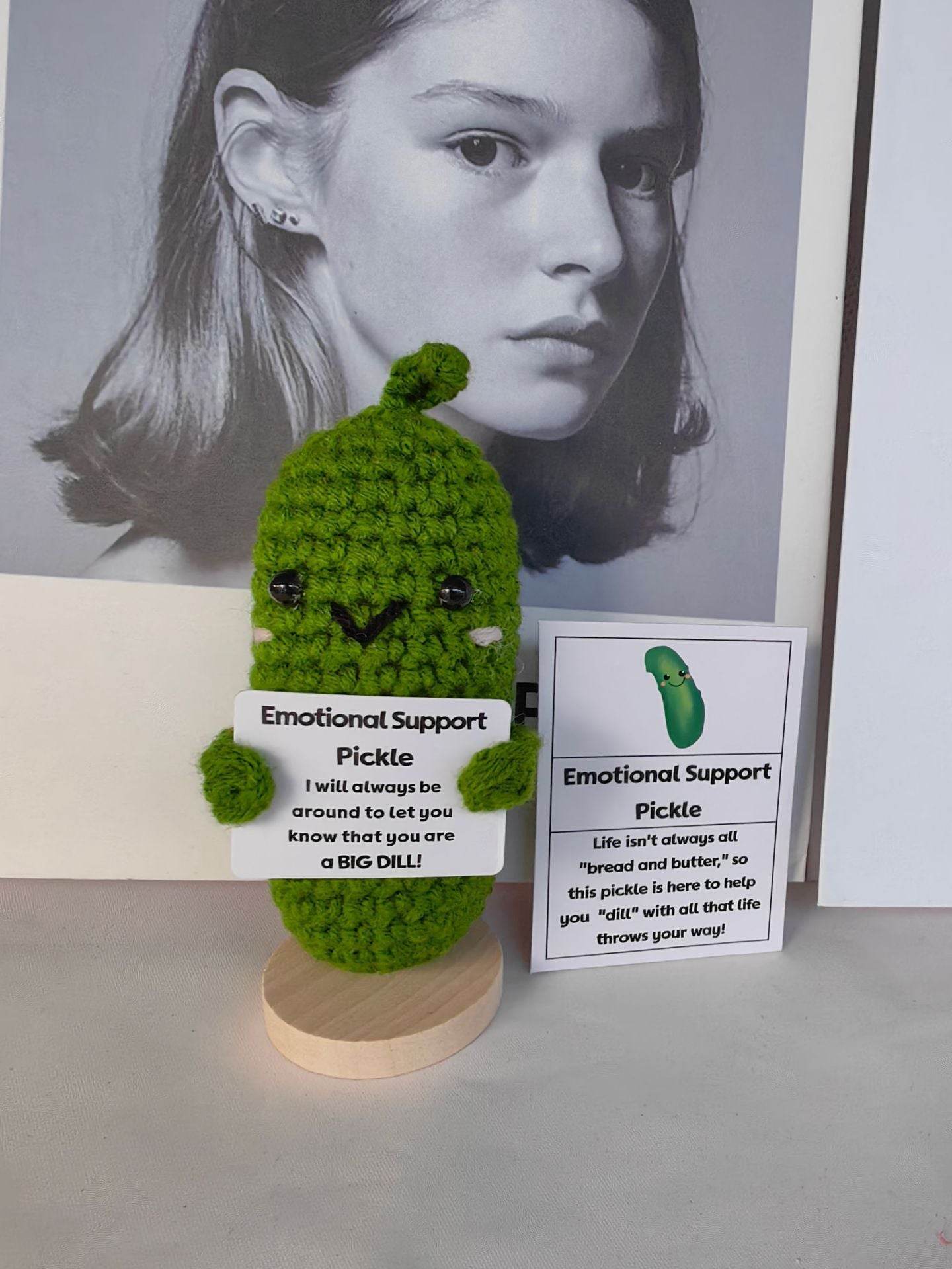 Gestrickte Gurken Puppe verleiht positive, nette  und emozonale Energie - Kreativkauf.SI