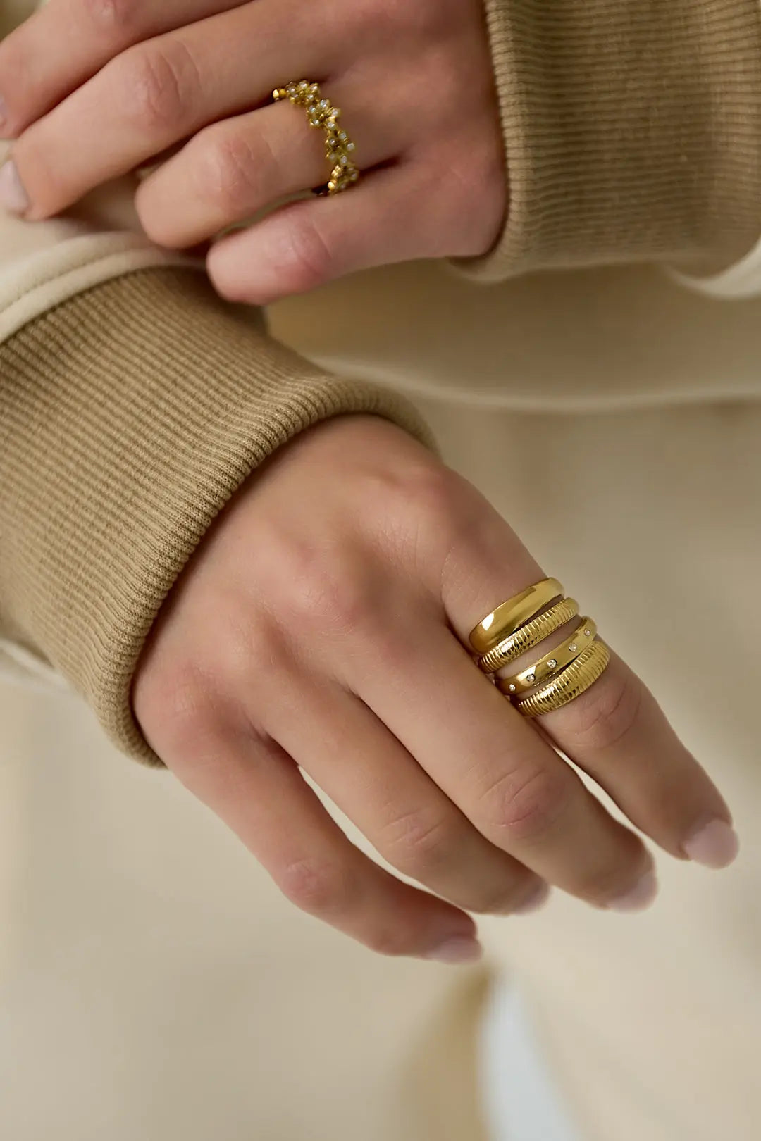 Mehrlagiger Ring mit Streifenmuster