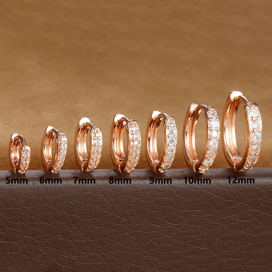 1 Paar Huggie Minimal Creolen aus Edelstahl mit kleinen Zirkonia-Kristallen