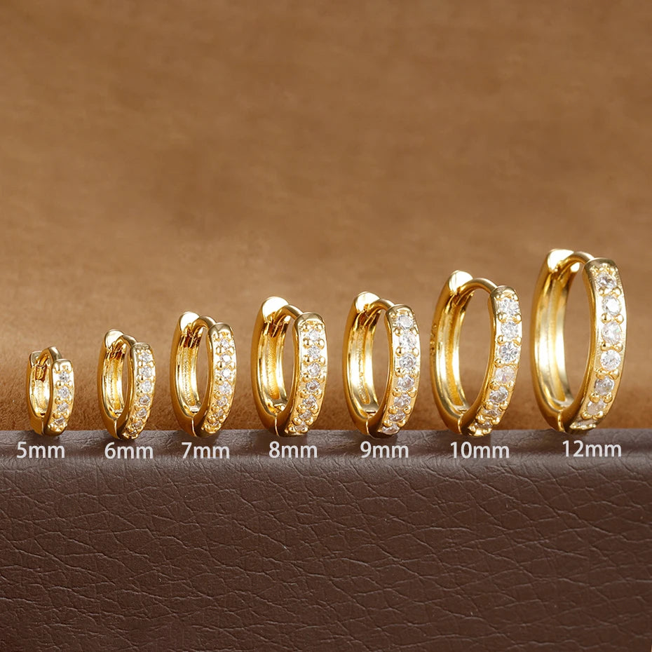 1 Paar Huggie Minimal Creolen aus Edelstahl mit kleinen Zirkonia-Kristallen