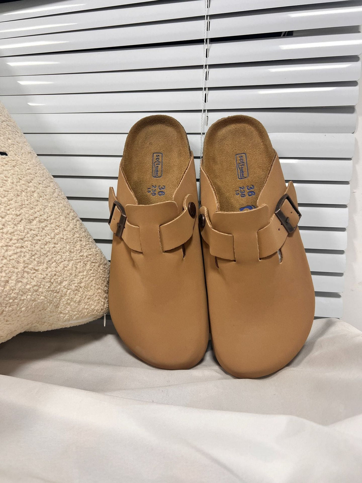 Birkenstock Sandalen aus Leder mit flacher Sohle und anatomischem Fußbett für hohen Tragekomfort - Si.Kreativkauf