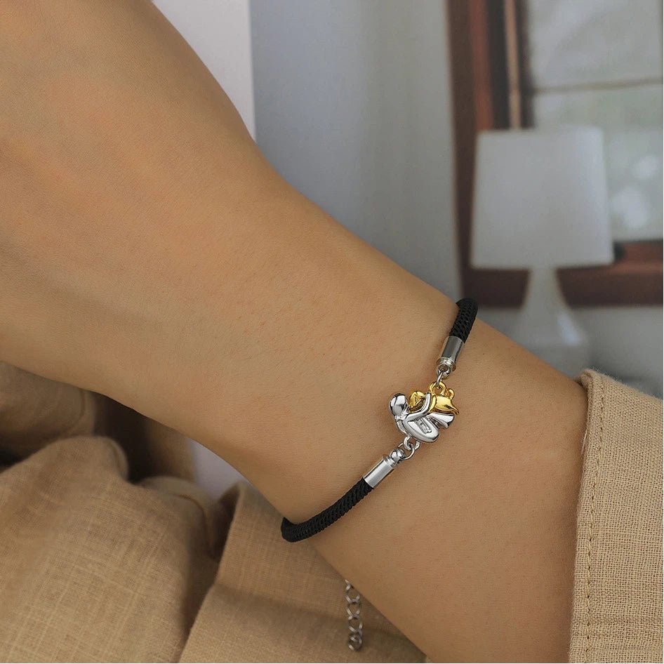 Ein kleines Mädchen und ein Hund umarmen sich - Handgemachte Ohrringe aus Edelstahl für Tierliebhaber - Si.Kreativkauf