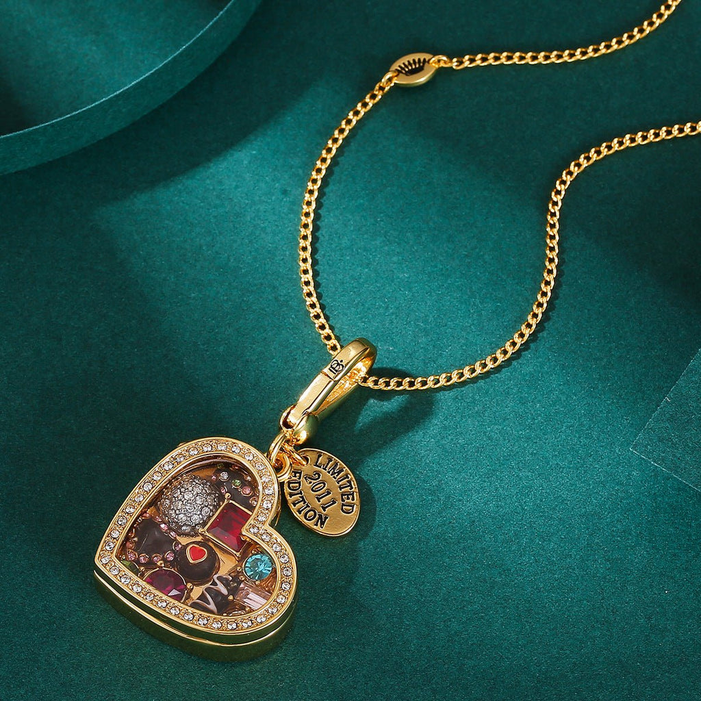 Herzförmige transparente Geschenkbox aus emailliertem Schokoladenglas mit offenem Anhänger - Si.Kreativkauf